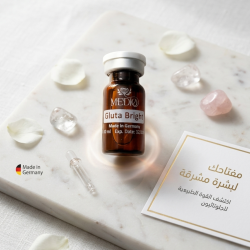 ميزوثيرابي جلوتا برايت من ميدي كيو على رخام أبيض مع بتلات ورد، منتج ألماني لتفتيح البشرة.